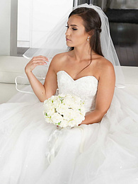 ChiliMoms presents: Bootylicious bride Kelsi Monroe screws a handsome officiant on her wedding day